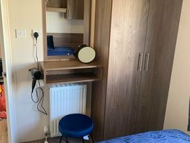 Manor Park Holiday Village - Holiday Accommodation 19353 - Norfolk - 1186942 - thumbnail photo 10