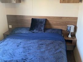 Manor Park Holiday Village - Holiday Accommodation 19353 - Norfolk - 1186942 - thumbnail photo 11