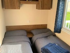 Manor Park Holiday Village - Holiday Accommodation 19353 - Norfolk - 1186942 - thumbnail photo 12