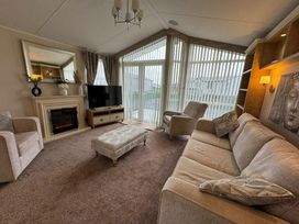 Lilac Blossom Meadow - Holiday Accommodation 19462 - Lincolnshire - 1186986 - thumbnail photo 3