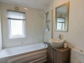 Cayton Bay Caravan Park - Holiday Accommodation 19634 - North Yorkshire (incl. Whitby) - 1187042 - thumbnail photo 17