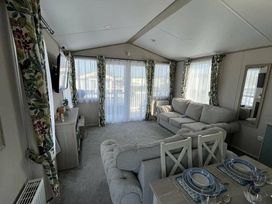 Hopton Holiday Village - Holiday Accommodation 19689 - Suffolk & Essex - 1187067 - thumbnail photo 7