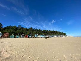 Pinewoods Holiday Park - Holiday Accommodation 19734 - Norfolk - 1187087 - thumbnail photo 17
