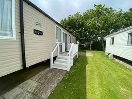 Hopton Holiday Village - Holiday Accommodation 19930 - Suffolk & Essex - 1187156 - thumbnail photo 2