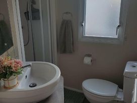 Hayling Island Holiday Park - Meadow Bay Villages - Holiday Accommodation 19936 - Hampshire - 1187160 - thumbnail photo 5