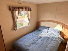 Hayling Island Holiday Park - Meadow Bay Villages - Holiday Accommodation 20115 - Hampshire - 1187219 - thumbnail photo 11