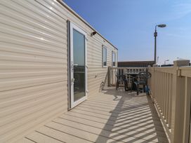 An outdoor area with a table and chairs at Golden Sands Kinmel Bay - 20528 Rhyl