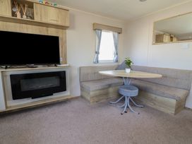 A living room with a television and sofa at Golden Sands Kinmel Bay - 20528 Rhyl