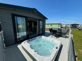 Golden Palm Resort - Holiday Accommodation 20542 - Lincolnshire - 1187406 - thumbnail photo 3