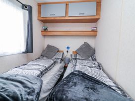 A bedroom with two single beds at Golden Gate Holiday Centre - Holiday Accommodation 20618 Abergele