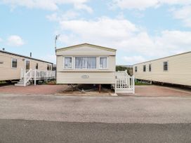 A static caravan with steps and a pathway at Golden Gate Holiday Centre - Holiday Accommodation 20618 Abergele