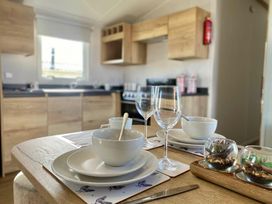 Cayton Bay Caravan Park - Holiday Accommodation 20825 - North Yorkshire (incl. Whitby) - 1187537 - thumbnail photo 4