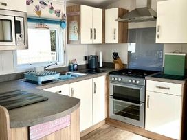Pinewoods Holiday Park - Holiday Accommodation 2088 - Norfolk - 1187569 - thumbnail photo 3