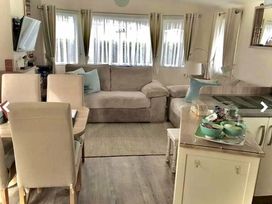 Pinewoods Holiday Park - Holiday Accommodation 2088 - Norfolk - 1187569 - thumbnail photo 9