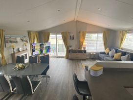 Trecco Bay - Holiday Accommodation 20920 - Somerset & Wiltshire - 1187598 - thumbnail photo 2