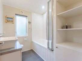 Kelling Heath Holiday Park - Holiday Accommodation 20952 - Norfolk - 1187619 - thumbnail photo 6