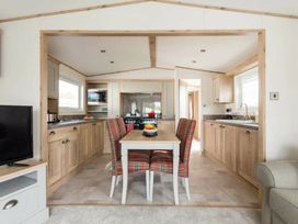 Hoburne Cotswolds - Holiday Accommodation 20964 - Somerset & Wiltshire - 1187630 - thumbnail photo 13