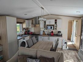 Oakdene Forest Park - Holiday Accommodation 21011 - Hampshire - 1187660 - thumbnail photo 5