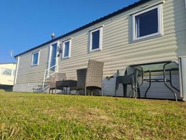Trecco Bay - Holiday Accommodation 21014 - Somerset & Wiltshire - 1187662 - thumbnail photo 2