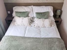 Trecco Bay - Holiday Accommodation 21014 - Somerset & Wiltshire - 1187662 - thumbnail photo 13