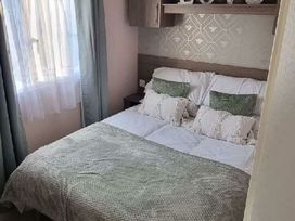 Trecco Bay - Holiday Accommodation 21014 - Somerset & Wiltshire - 1187662 - thumbnail photo 14