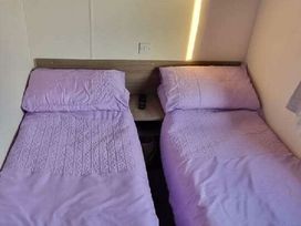 Trecco Bay - Holiday Accommodation 21014 - Somerset & Wiltshire - 1187662 - thumbnail photo 16