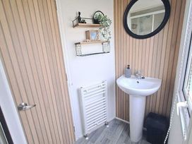 Trecco Bay - Holiday Accommodation 21014 - Somerset & Wiltshire - 1187662 - thumbnail photo 18
