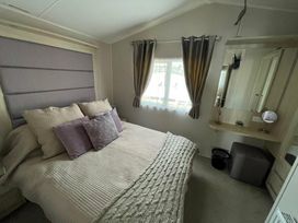 Devon Cliffs Holiday Park - Holiday Accommodation 2104 - Devon - 1187676 - thumbnail photo 7