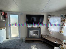 Caister Holiday Park - Holiday Accommodation 2106 - Norfolk - 1187687 - thumbnail photo 3