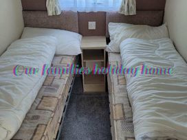 Caister Holiday Park - Holiday Accommodation 2106 - Norfolk - 1187687 - thumbnail photo 6