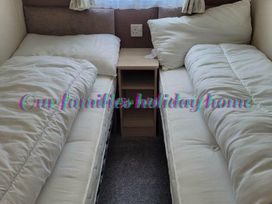 Caister Holiday Park - Holiday Accommodation 2106 - Norfolk - 1187687 - thumbnail photo 7