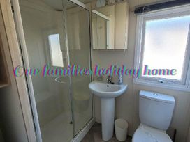 Caister Holiday Park - Holiday Accommodation 2106 - Norfolk - 1187687 - thumbnail photo 8
