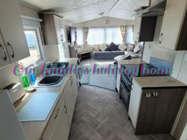 Caister Holiday Park - Holiday Accommodation 2106 - Norfolk - 1187687 - thumbnail photo 9