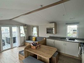 Trecco Bay - Holiday Accommodation 21120 - Somerset & Wiltshire - 1187729 - thumbnail photo 5