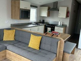 Trecco Bay - Holiday Accommodation 21120 - Somerset & Wiltshire - 1187729 - thumbnail photo 7