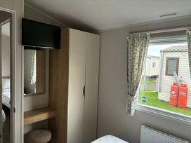 Trecco Bay - Holiday Accommodation 21120 - Somerset & Wiltshire - 1187729 - thumbnail photo 11