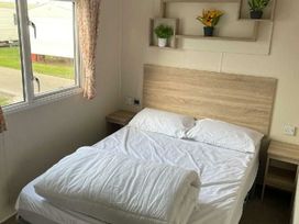 Broadland Sands - Holiday Accommodation 21136 - Suffolk & Essex - 1187741 - thumbnail photo 6