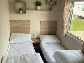 Broadland Sands - Holiday Accommodation 21136 - Suffolk & Essex - 1187741 - thumbnail photo 7