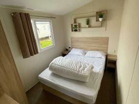 Broadland Sands - Holiday Accommodation 21136 - Suffolk & Essex - 1187741 - thumbnail photo 8