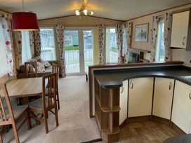 Trecco Bay - Holiday Accommodation 21183 - Somerset & Wiltshire - 1187775 - thumbnail photo 2
