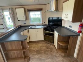 Trecco Bay - Holiday Accommodation 21183 - Somerset & Wiltshire - 1187775 - thumbnail photo 5