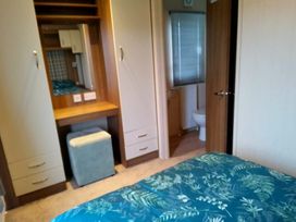 Trecco Bay - Holiday Accommodation 21183 - Somerset & Wiltshire - 1187775 - thumbnail photo 10