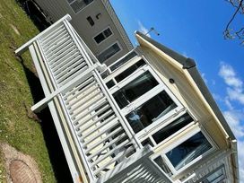 Trecco Bay - Holiday Accommodation 21185 - Somerset & Wiltshire - 1187776 - thumbnail photo 2