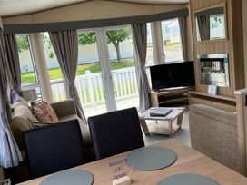 Trecco Bay - Holiday Accommodation 21185 - Somerset & Wiltshire - 1187776 - thumbnail photo 3