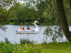 Hoburne Cotswolds - Holiday Accommodation 21189 - Somerset & Wiltshire - 1187780 - thumbnail photo 17