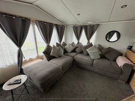 A living room with a sofa and cushions at Whitehouse Leisure Park - Holiday Accommodation 21355 Towyn