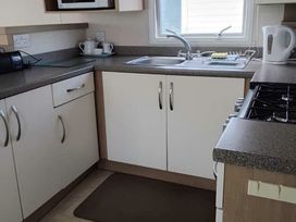 Trecco Bay - Holiday Accommodation 2136 - Somerset & Wiltshire - 1187893 - thumbnail photo 14