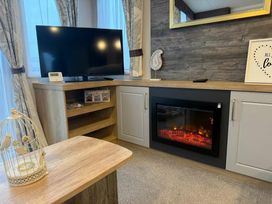 Manor Park Holiday Village - Holiday Accommodation 21362 - Norfolk - 1187896 - thumbnail photo 7