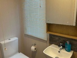Manor Park Holiday Village - Holiday Accommodation 21362 - Norfolk - 1187896 - thumbnail photo 9