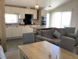 Trecco Bay - Holiday Accommodation 21498 - Somerset & Wiltshire - 1188004 - thumbnail photo 14
